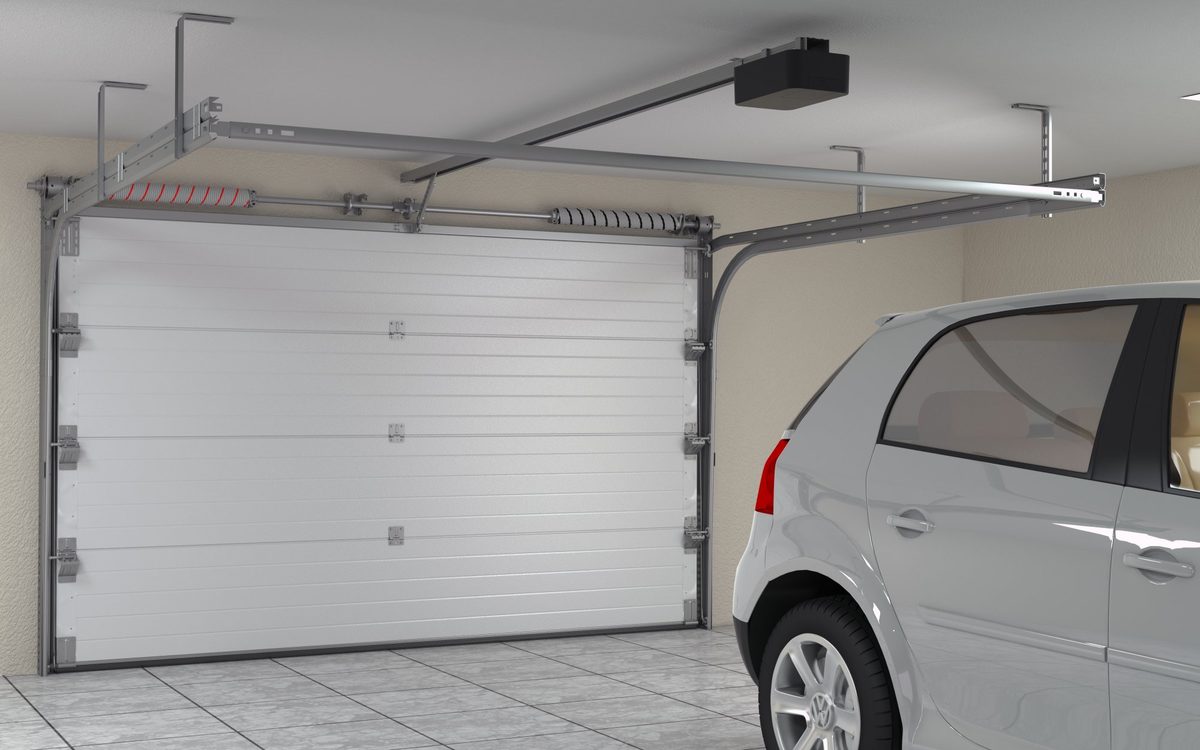 Sekční vrata DECI - pohled zevnitř s pohonem